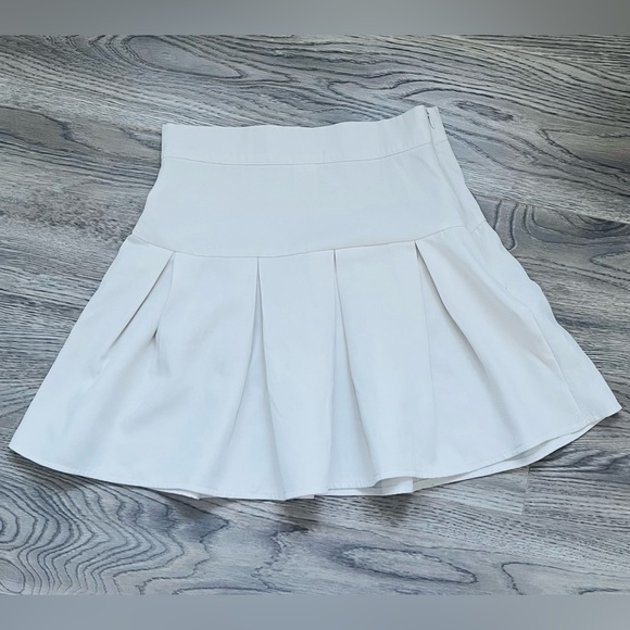 Women’s/ Girls Pleated White Tennis Skirt - Picture 2 of 2